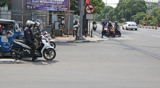 Nekatnya pemotor yang masih bandel lawan arus di Matraman