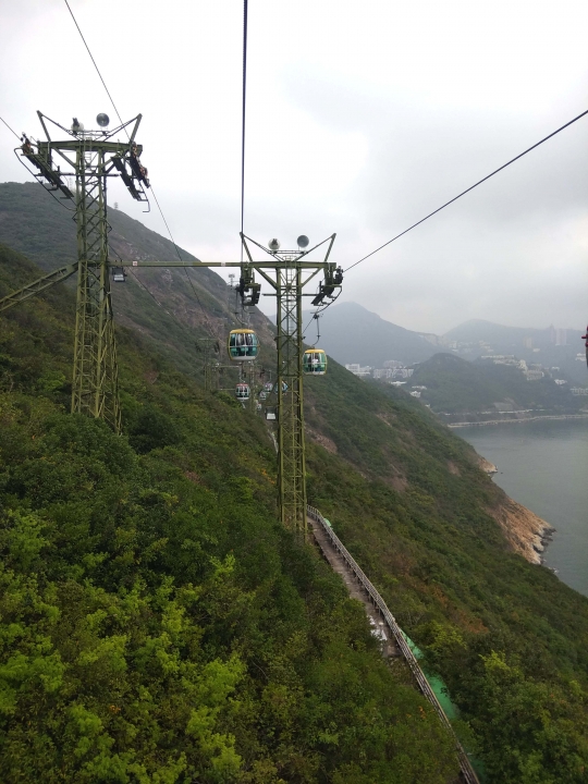 Merasakan sensasi serunya naik cable car di Ocean Park Hong Kong