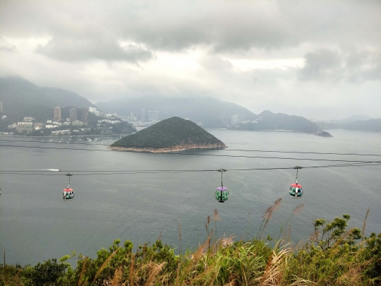 Merasakan sensasi serunya naik cable car di Ocean Park Hong Kong