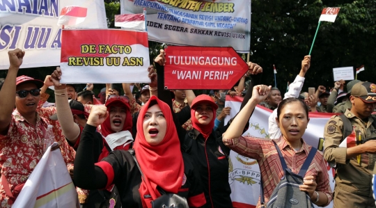 Pegawai Non PNS dan honorer demo desak revisi UU ASN disahkan