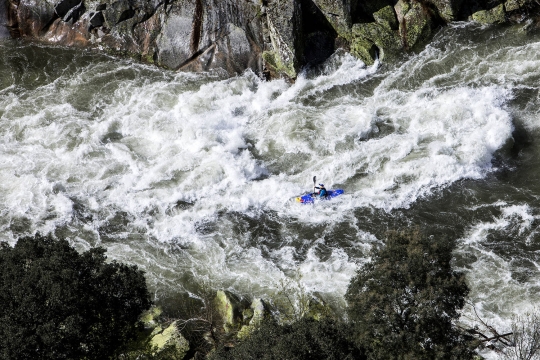 Menantang maut terjang derasnya sungai di Portugal dengan kayak