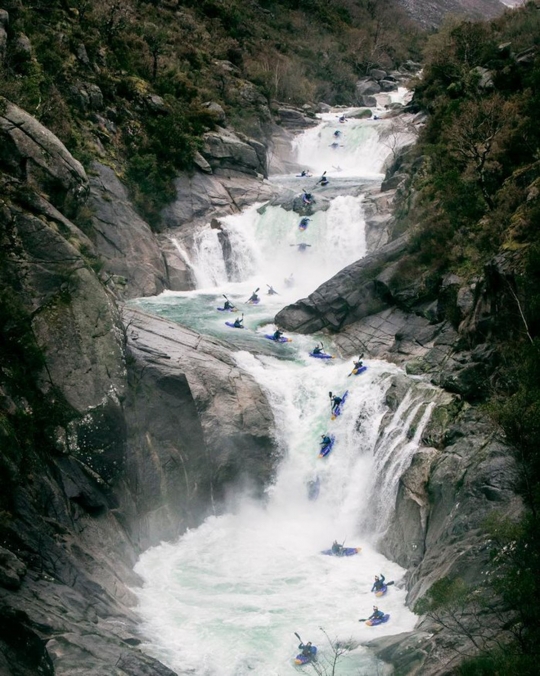 Menantang maut terjang derasnya sungai di Portugal dengan kayak