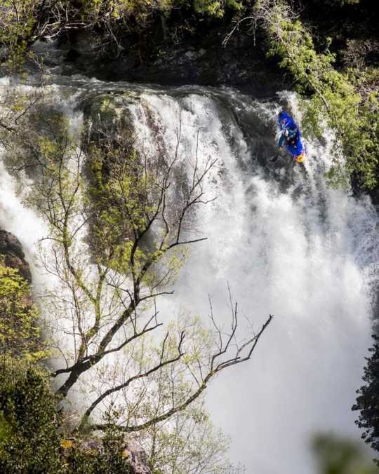 Menantang maut terjang derasnya sungai di Portugal dengan kayak