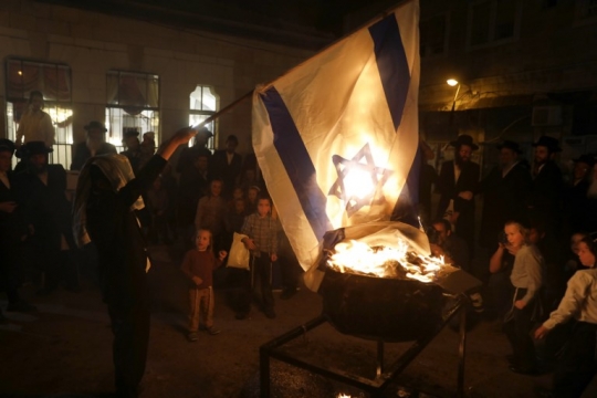 Saat orang Yahudi membakar bendera Israel dalam perayaan Lag BaOmer