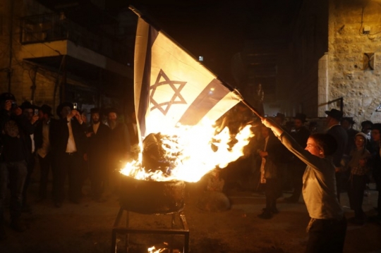 Saat orang Yahudi membakar bendera Israel dalam perayaan Lag BaOmer