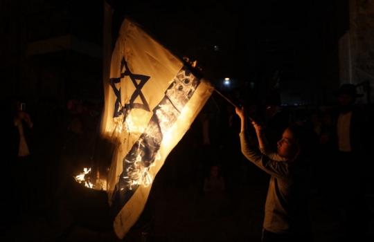 Saat orang Yahudi membakar bendera Israel dalam perayaan Lag BaOmer