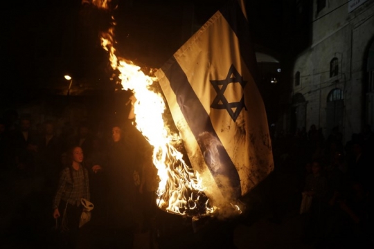 Saat orang Yahudi membakar bendera Israel dalam perayaan Lag BaOmer