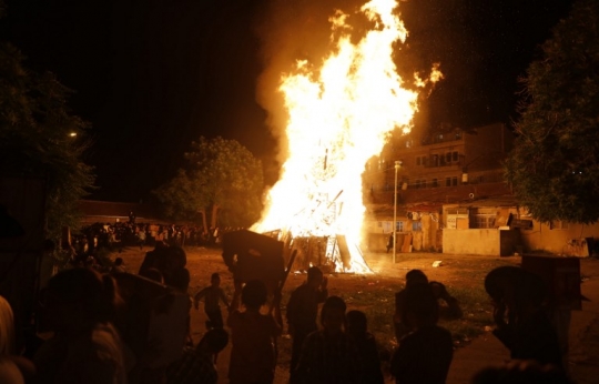 Saat orang Yahudi membakar bendera Israel dalam perayaan Lag BaOmer