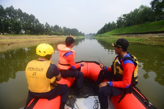 Aksi petugas pemadam adu ketangkasan water rescue di KBT