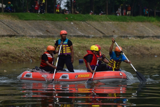 Aksi petugas pemadam adu ketangkasan water rescue di KBT