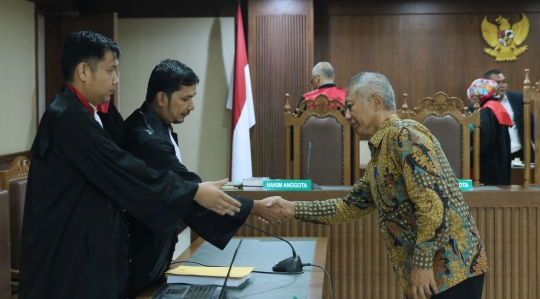 Eks Dirjen Hubla Tonny Budiono bacakan nota pembelaan
