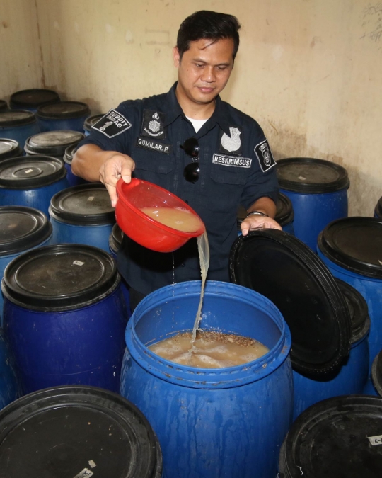 Melihat alat produksi ciu rumahan yang digerebek polisi di Pekojan