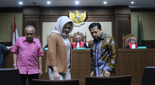 Ekspresi Setya Novanto dan istri saat jadi saksi di sidang Fredrich Yunadi