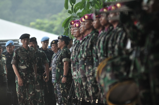 Gaya militer Jokowi sambut kunjungan Sultan Brunei di Mabes TNI