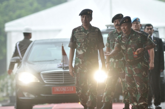 Gaya militer Jokowi sambut kunjungan Sultan Brunei di Mabes TNI