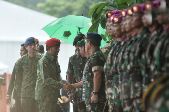 Gaya militer Jokowi sambut kunjungan Sultan Brunei di Mabes TNI