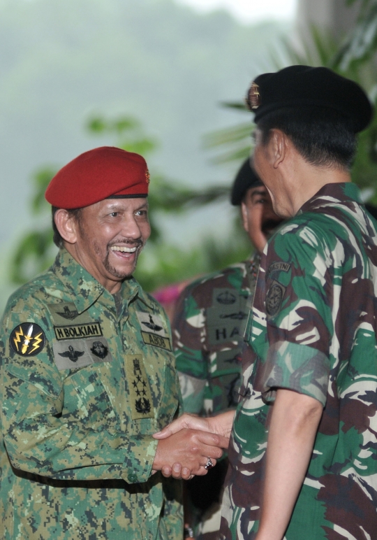 Gaya militer Jokowi sambut kunjungan Sultan Brunei di Mabes TNI