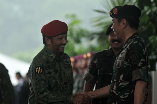 Gaya militer Jokowi sambut kunjungan Sultan Brunei di Mabes TNI