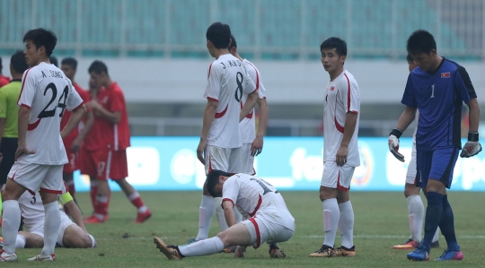 Duel Bahrain vs Korut di Stadion Pakansari diwarnai lampu mati