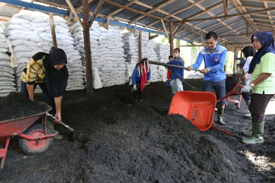 Geliat industri pupuk kompos beromzet miliaran