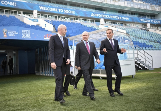 Gaya Putin keliling stadion Piala Dunia di Sochi