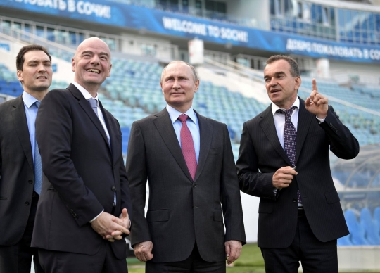 Gaya Putin keliling stadion Piala Dunia di Sochi