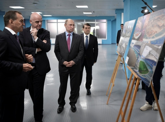 Gaya Putin keliling stadion Piala Dunia di Sochi