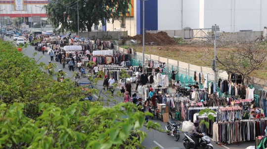 Potret kumuh pedagang pakaian bekas yang kuasai trotoar Senen