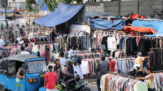 Potret kumuh pedagang pakaian bekas yang kuasai trotoar Senen