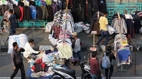 Potret kumuh pedagang pakaian bekas yang kuasai trotoar Senen