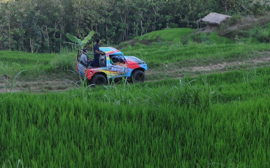 Menikmati keasrian Desa Wisata Kaki Langit Mangunan dengan jip