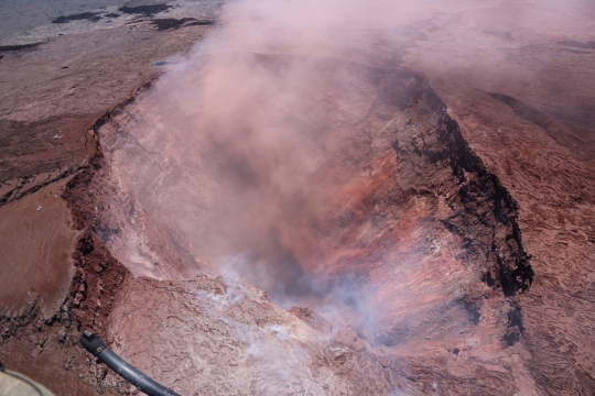 Lebih dekat melihat isi kawah Gunung Kilauea yang meletus di Hawaii