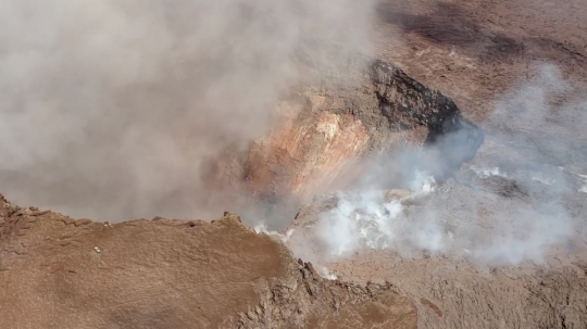 Lebih dekat melihat isi kawah Gunung Kilauea yang meletus di Hawaii