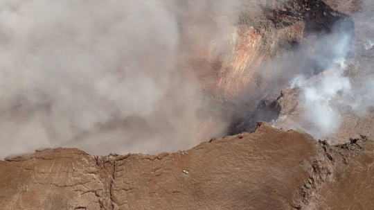 Lebih dekat melihat isi kawah Gunung Kilauea yang meletus di Hawaii