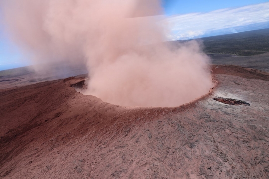 Lebih dekat melihat isi kawah Gunung Kilauea yang meletus di Hawaii