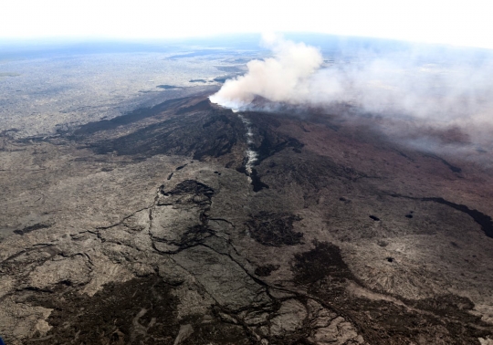 Lebih dekat melihat isi kawah Gunung Kilauea yang meletus di Hawaii