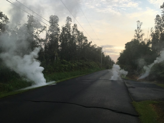 Lebih dekat melihat isi kawah Gunung Kilauea yang meletus di Hawaii