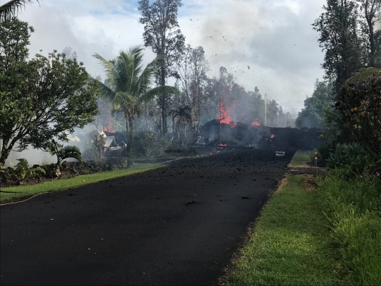 Lebih dekat melihat isi kawah Gunung Kilauea yang meletus di Hawaii