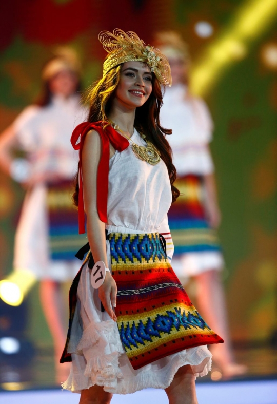 Manisnya senyuman Maria Vasilevich, peraih mahkota Miss Belarus 2018