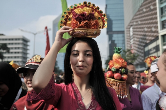 Pesona bule-bule cantik berpakaian adat Indonesia meriahkan car free day