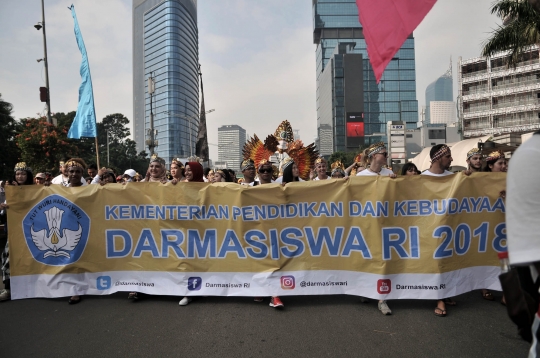 Pesona bule-bule cantik berpakaian adat Indonesia meriahkan car free day