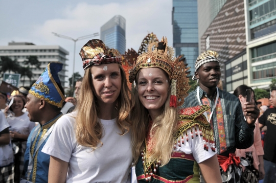 Pesona bule-bule cantik berpakaian adat Indonesia meriahkan car free day