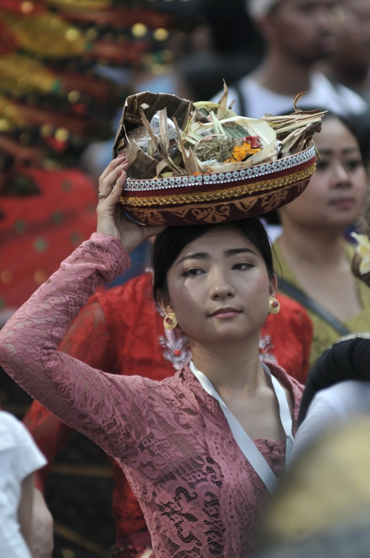 Pesona bule-bule cantik berpakaian adat Indonesia meriahkan car free day