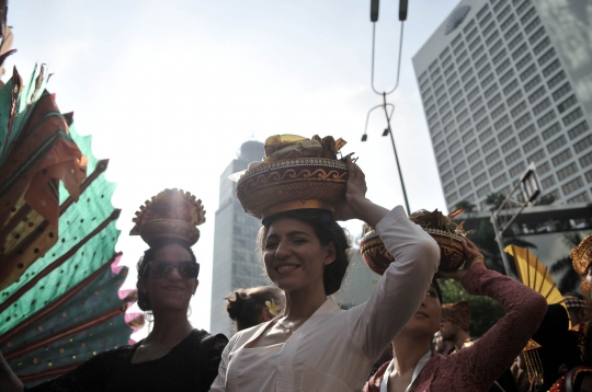 Pesona bule-bule cantik berpakaian adat Indonesia meriahkan car free day