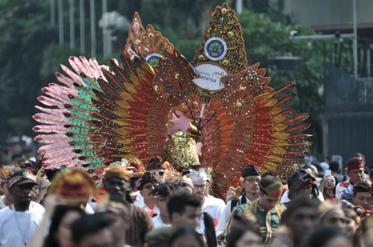 Pesona bule-bule cantik berpakaian adat Indonesia meriahkan car free day