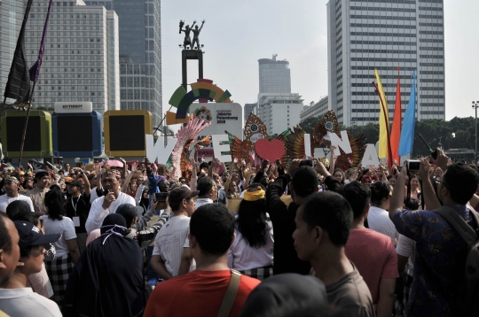 Pesona bule-bule cantik berpakaian adat Indonesia meriahkan car free day