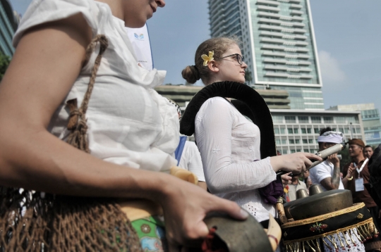 Pesona bule-bule cantik berpakaian adat Indonesia meriahkan car free day