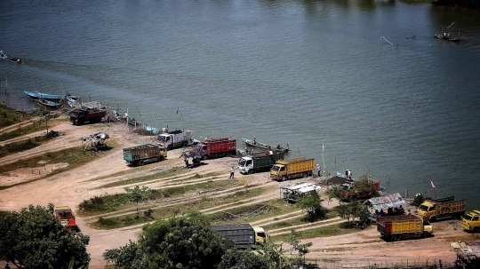 Potret penambang pasir liar di Sungai Luk Ulo Kebumen