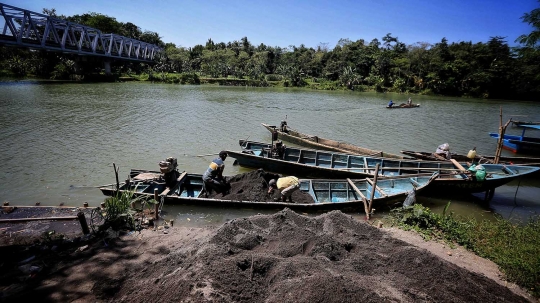 Potret penambang pasir liar di Sungai Luk Ulo Kebumen