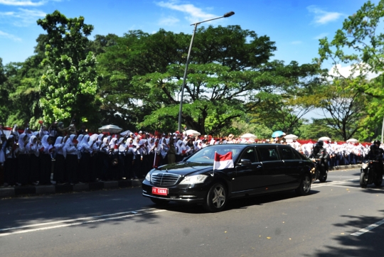 Barisan pelajar sambut kedatangan PM China di Istana Bogor